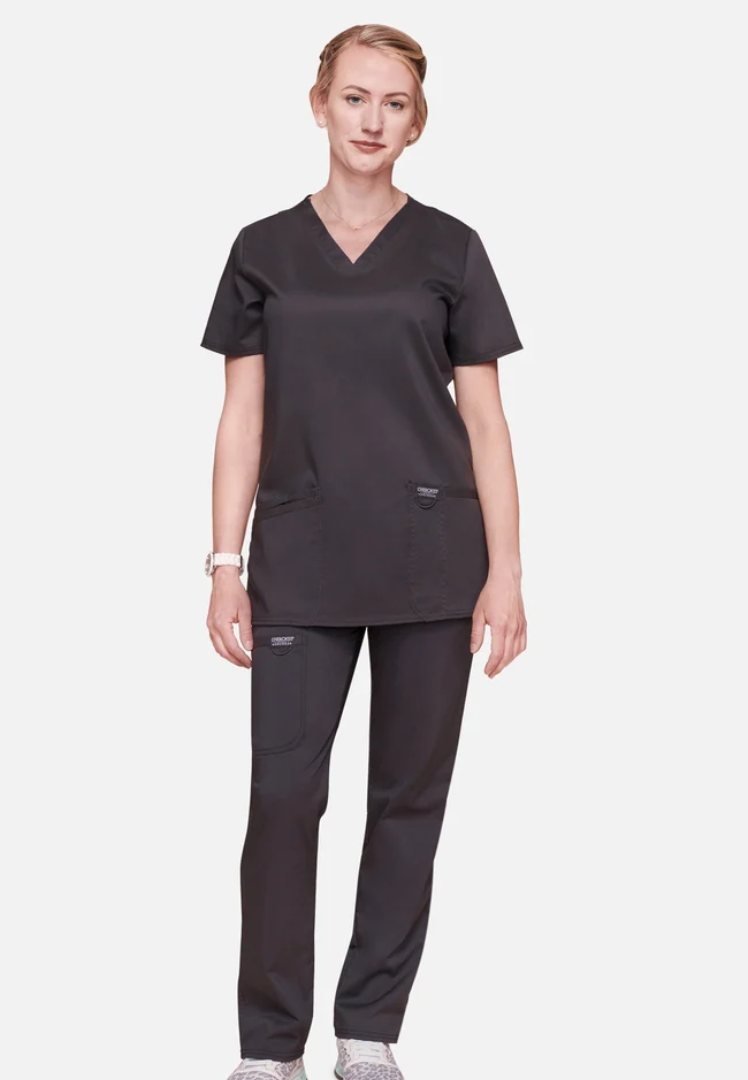Blusa médica Cherokee Workwear Revolution 620 con cuello en V - Peltre