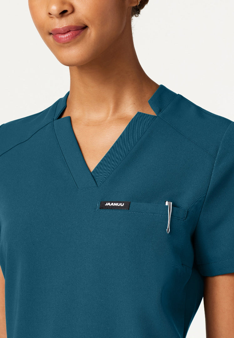 Blusa médica Helia Slim con cuello en V y muescas - Azul Caribe