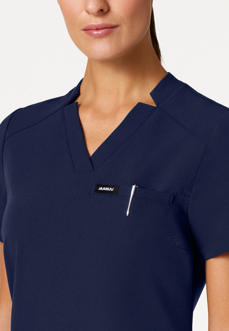 Blusa médica Helia Slim con cuello en V y muescas - Azul marino medianoche