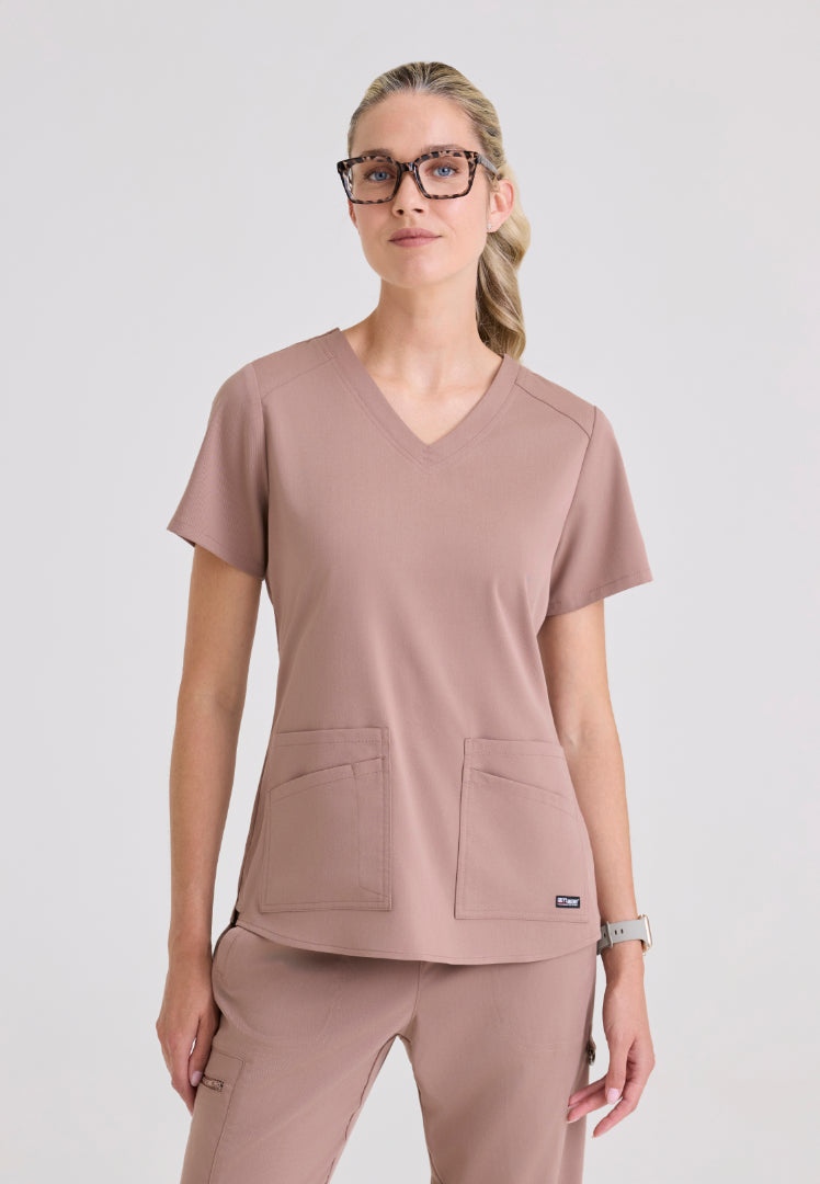 Blusa médica Emma con cuello en V y cuatro bolsillos - Moca cálido