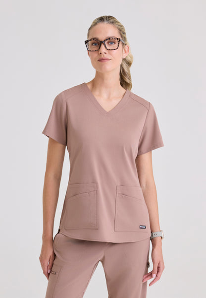 Blusa médica Emma con cuello en V y cuatro bolsillos - Moca cálido