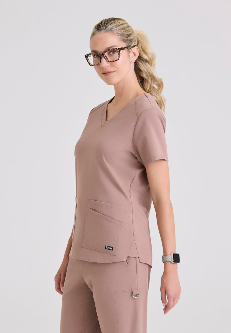 Blusa médica Emma con cuello en V y cuatro bolsillos - Moca cálido