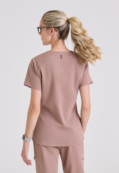 Blusa médica Emma con cuello en V y cuatro bolsillos - Moca cálido
